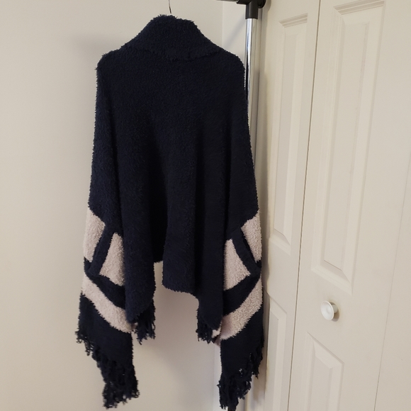 Barefoot Dreams the Cozychic Malibu Wrap in Oyster - Picture 2 of 5